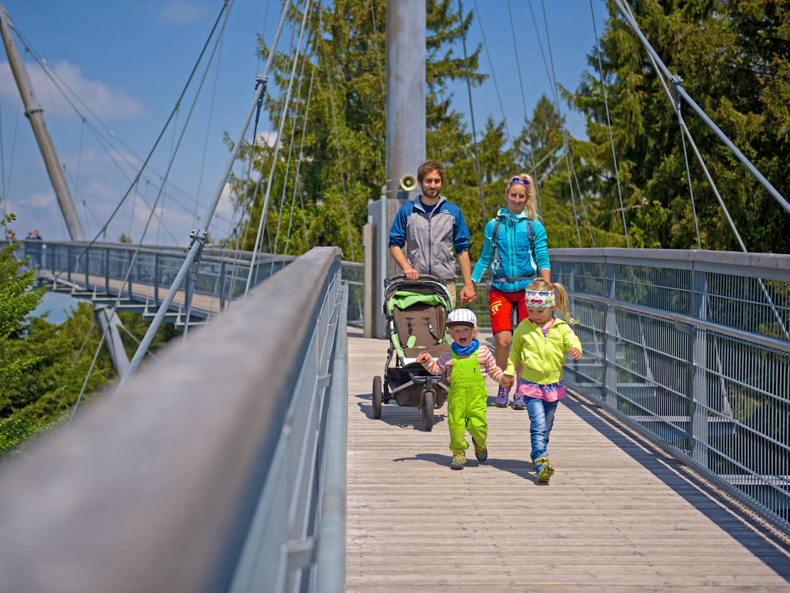 Auch Familien mit Kindern können über den barrierefreien Baumwipfelpfad spazieren. - © djd/skywalk allgäu gGmbH