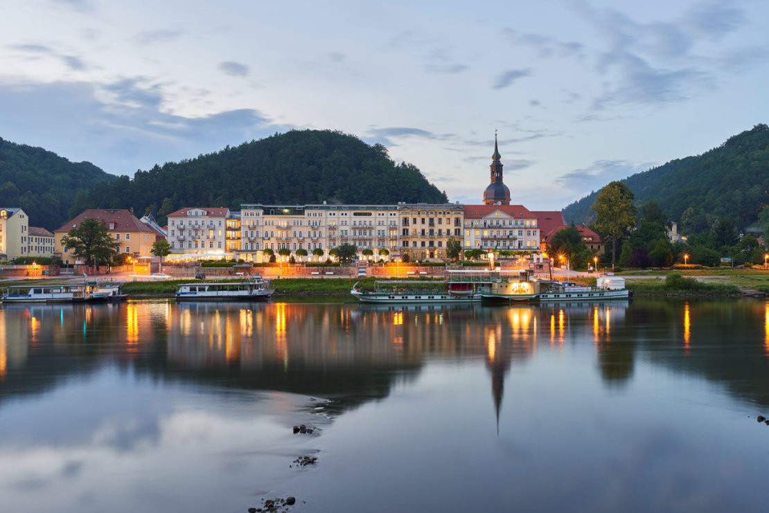Hotel Elbresidenz in Bad Schandau - Abendstimmung an der Elbe: Blick auf das Hotel Elbresidenz in Bad Schandau - © Bernhardt Strauss Hotel Elbresidenz in Bad Schandau - Abendstimmung an der Elbe: Blick auf das Hotel Elbresidenz in Bad Schandau - © Bernhardt Strauss