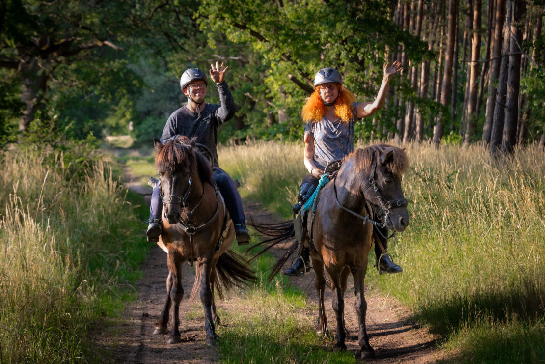 Therapeutisches Reiten in Neuruppin - Dank Sitzgurt fest im Sattel: Ein besonderes Urlaubserlebnis für Menschen mit oder ohne Einschränkungen ist das therapeutische Wanderreiten in Neuruppin - © Dörte Paschke, Nuester UG Therapeutisches Reiten in Neuruppin - Dank Sitzgurt fest im Sattel: Ein besonderes Urlaubserlebnis für Menschen mit oder ohne Einschränkungen ist das therapeutische Wanderreiten in Neuruppin - © Dörte Paschke, Nuester UG