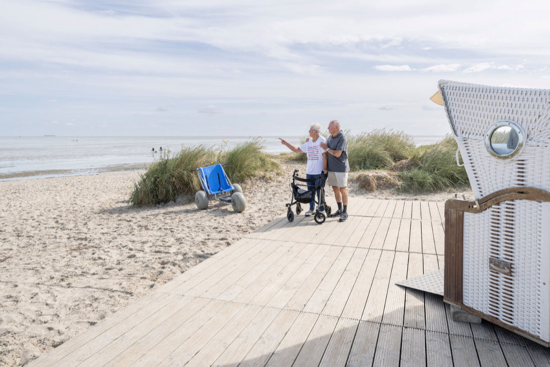 Barrierefreier Strand in Schillig - Urlaub ohne Hindernisse: Auch Menschen mit Mobilitätseinschränkungen können dank barrierefreier Strandpromenade in Schillig im Wangerland den Meerblick genießen - © Oliver Franke Barrierefreier Strand in Schillig - Urlaub ohne Hindernisse: Auch Menschen mit Mobilitätseinschränkungen können dank barrierefreier Strandpromenade in Schillig im Wangerland den Meerblick genießen - © Oliver Franke