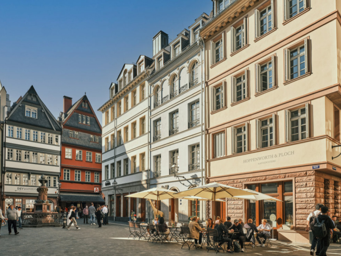 barrierefrei-erleben-2025-frankfurt-main-bembel-dsf2671-neue-altstadt