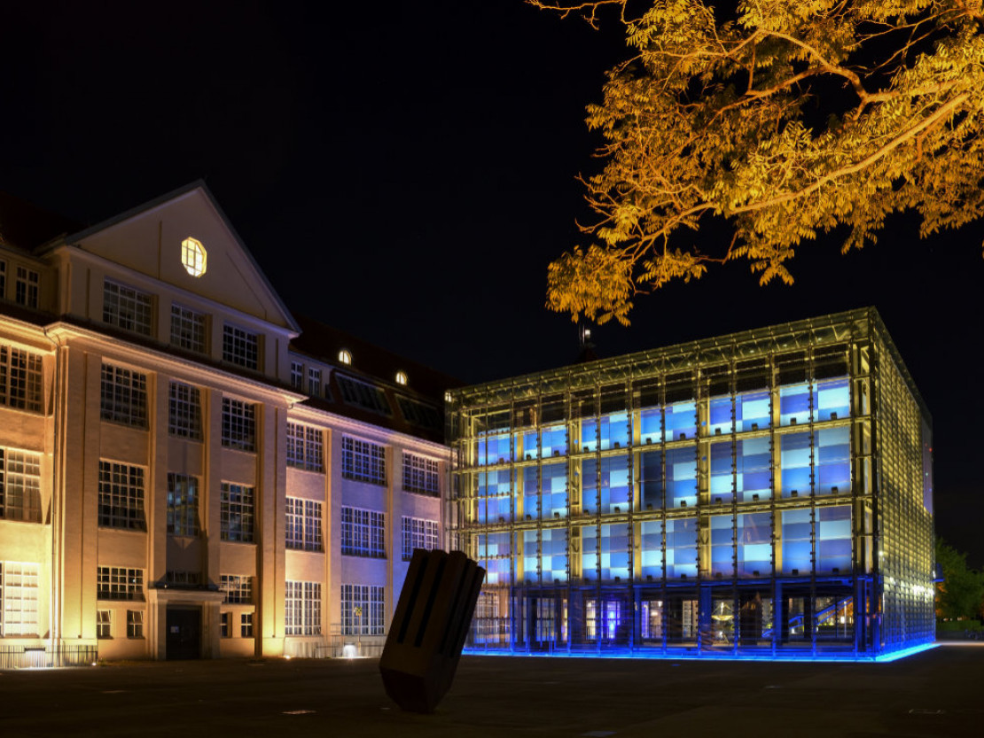 barrierefrei-erleben-2025-ktg-karlsruhe-tourismus-gmbh-zkm-bei-nacht-fabian-von-poser