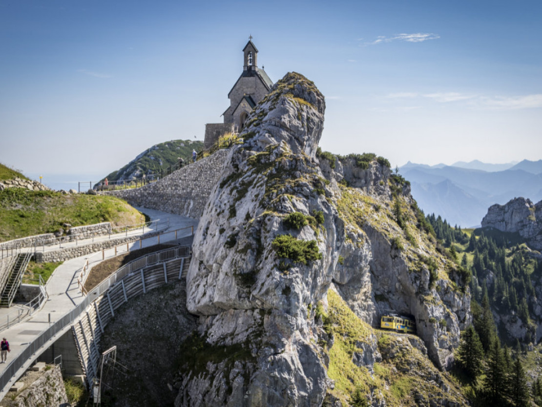 barrierefrei-erleben-2025-chiemsee-alpenland-wendelstein-kirche-zahnradbahn-archivderwendelsteinbahngmbh