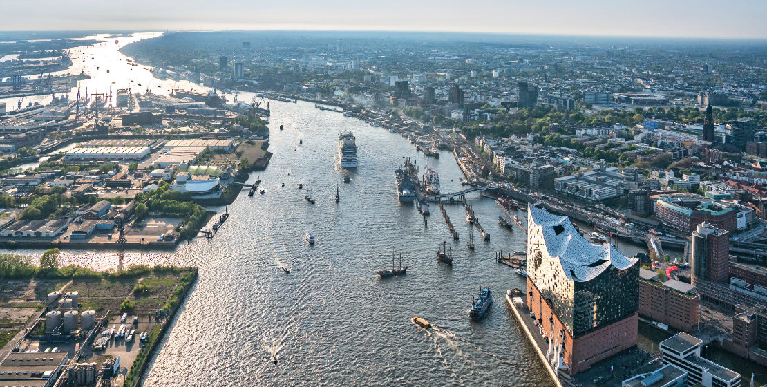 barrierefrei-erleben-2025-hamburg-luftaufnahme-elbe-elbphilahrmonie-mediaserver-hamburg-andreas-vallbracht-titel