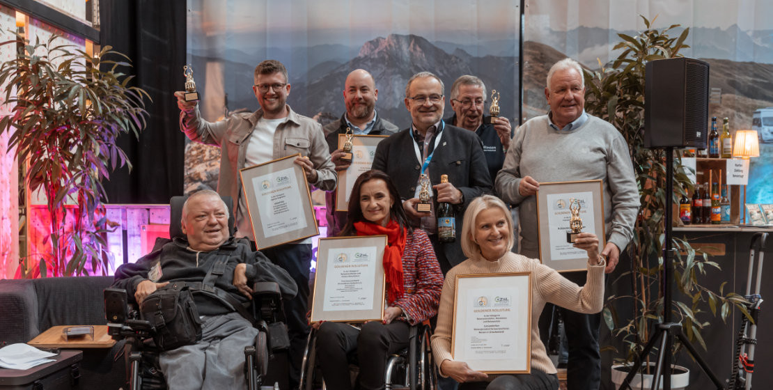 news-2025-barrierefrei-erleben-landesmesse-stuttgart-cmt-2025-verleihung-goldener-rollstuhl-7-gruppenfoto