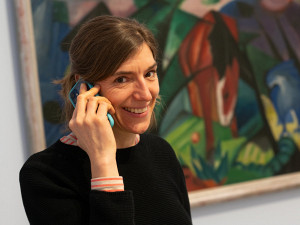 Kulturvermittlerin Dörthe Wiegand bei einer Bei Anruf Kultur Telefonführung. Foto: © Herling, Herling, Werner; Sprengel Museum Hannover