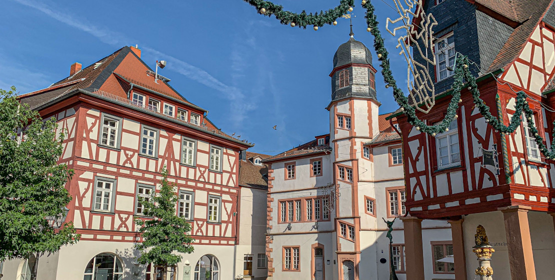 Altes Rathaus mit Fischmarkt u Brunnen_Neu