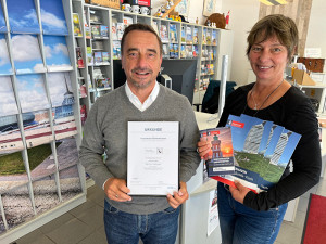 Michael Gerber erhält von Tanja Albert die Zertifizierungs-Urkunde Reisen für Alle| © Erlebnis Bremerhaven | Brockmann