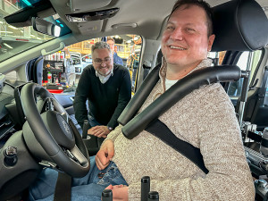 Fahrzeugübergabe mit Geschäftsführer des betreuenden Autohauses Dotterweich | © Paravan