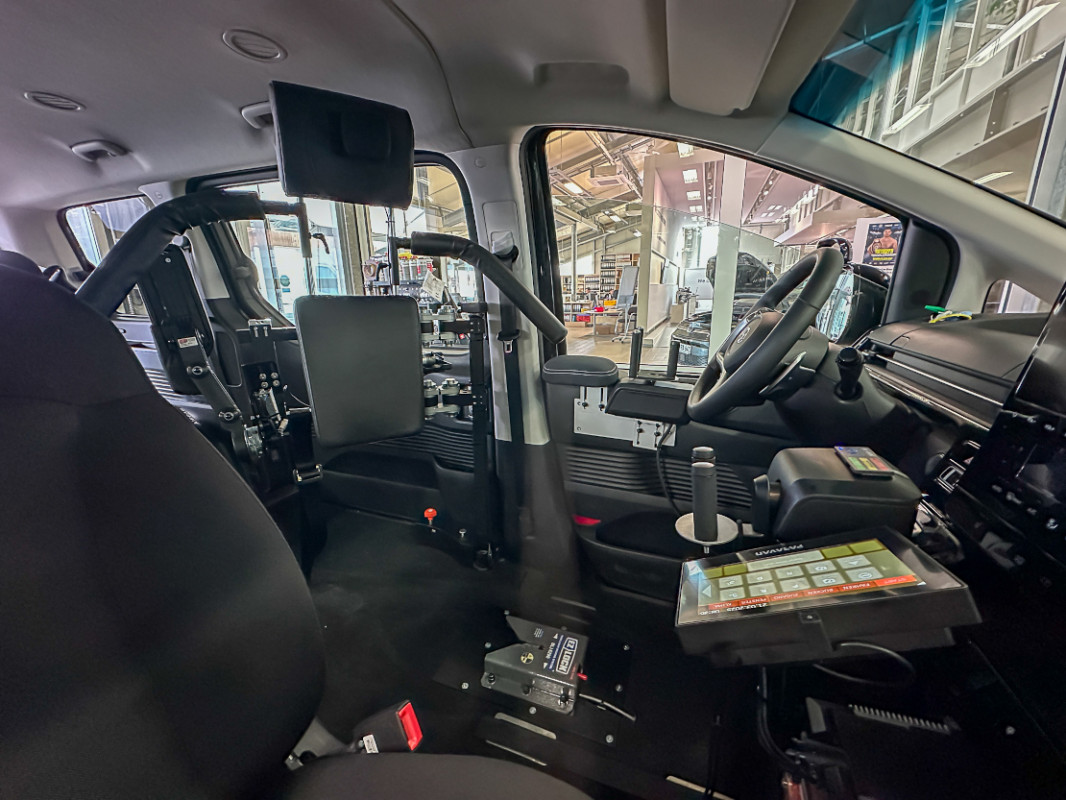 Innenansicht des neuen Fahrzeug von Marcus mit Rotationslenkung, Gas-BremsSchieber und maßgefertigter Rückenlehne. - Das neue Cockpit von Marcus: mit Rotationslenkung, Gas-BremsSchieber sowie maßgefertigter Rückenlehne. - © Paravan Innenansicht des neuen Fahrzeug von Marcus mit Rotationslenkung, Gas-BremsSchieber und maßgefertigter Rückenlehne. - Das neue Cockpit von Marcus: mit Rotationslenkung, Gas-BremsSchieber sowie maßgefertigter Rückenlehne. - © Paravan