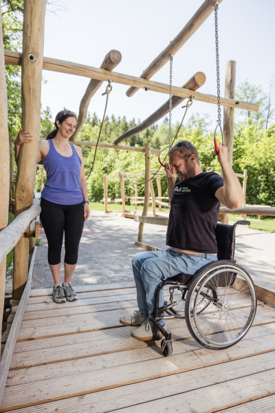 Inklusiver Bewegungspark in Kramsach mit aktivem Rollstuhlfahrer - Barrierefreier Bewegungspark Reintalersee - © Alpbachtal Tourismus | shootandstyle Inklusiver Bewegungspark in Kramsach mit aktivem Rollstuhlfahrer - Barrierefreier Bewegungspark Reintalersee - © Alpbachtal Tourismus | shootandstyle