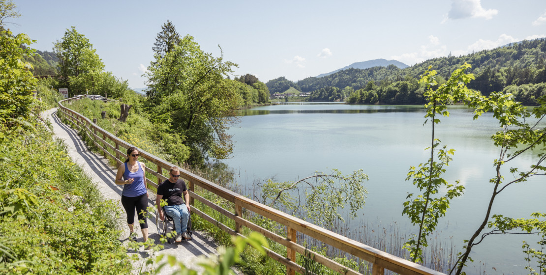 news-2025-be-alpbachtal-barreierfreier-wanderweg-reintalersee-mit-rollstuhlfahrer-kramsach-tourismus_foto-shootandstyle-hannes-sautner-2