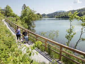 Barrierefreier Wanderweg am österreichischen Reintalersee | Foto: © Alpbachtal Tourismus | shootandstyle