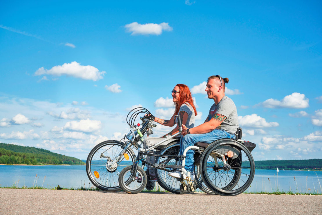 Handbiken im Fränkischen Seenland - Ausgebaute Uferwege und barrierefreie Rastplätze: Das Fränkische Seenland ist ein Paradies für Handbikefahrer. - © Jens Wegener I DZT Handbiken im Fränkischen Seenland - Ausgebaute Uferwege und barrierefreie Rastplätze: Das Fränkische Seenland ist ein Paradies für Handbikefahrer. - © Jens Wegener I DZT