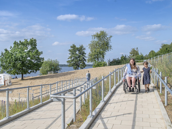 news-2025-be-lausitzer-seenland-strandzugang-familienpark-senftenberger-see-rampe-teaser