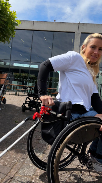 Rollstuhltennisspielerin nutzt Anhängekupplung für Koffer um barrierefrei zu reisen - Tina Pesendorfer reist nur noch mit Anhängekupplung Arnie - © MOBITIPP Rollstuhltennisspielerin nutzt Anhängekupplung für Koffer um barrierefrei zu reisen - Tina Pesendorfer reist nur noch mit Anhängekupplung Arnie - © MOBITIPP
