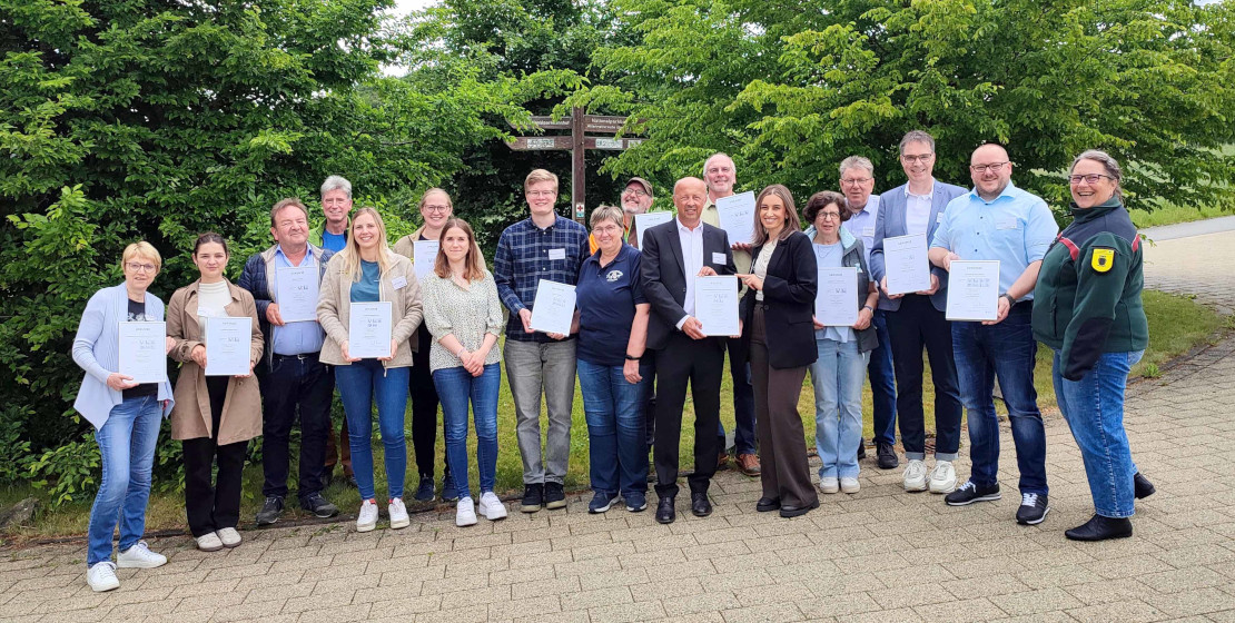 news-2025-be-arge-hessen-gruppenfoto-urkundenuebergabe-kellerwald-edersee-titel
