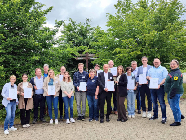 news-2025-be-arge-hessen-gruppenfoto-urkundenuebergabe-kellerwald-edersee-teaser