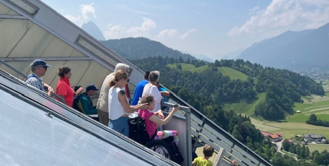news-2025-barrierefrei-erleben-gapa-garmisch-partenbirchen-ausblick-schanze-titel