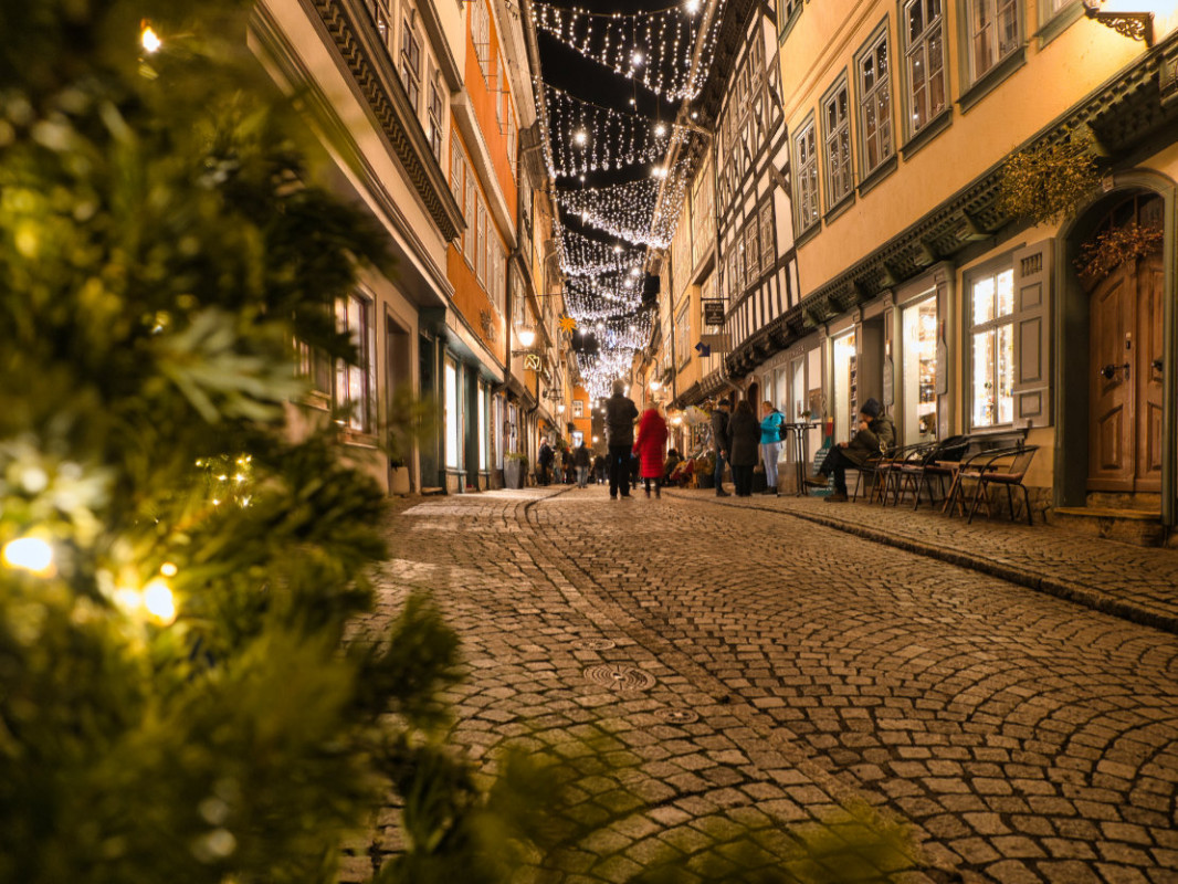 Krämerbrücke mit Weihnachtsbeleuchtung in Erfurt - Seit dem Mittelalter entwickelte sich Erfurt zu einem bedeutenden Handels- und Bildungszentrum. Davon zeugen die Krämerbrücke, die 2025 ihr 700-jähriges Bestehen feiert, sowie die gut erhaltene Altstadt mit ihren prächtigen Bürgerhäusern. - © Erfurt Tourismus und Marketing GmbH Krämerbrücke mit Weihnachtsbeleuchtung in Erfurt - Seit dem Mittelalter entwickelte sich Erfurt zu einem bedeutenden Handels- und Bildungszentrum. Davon zeugen die Krämerbrücke, die 2025 ihr 700-jähriges Bestehen feiert, sowie die gut erhaltene Altstadt mit ihren prächtigen Bürgerhäusern. - © Erfurt Tourismus und Marketing GmbH