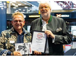 Roland Arnold, Gründer der PARAVAN GmbH, erhält den Ehrenpreis Biografie beim Motorworld Buchpreis 2025 © CanVanCan