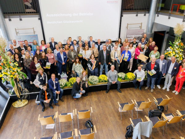 Gruppenfoto der Zertifizierungsfeier „Barrierefreies Rheinland-Pfalz“  © StefanVeres.de | Rheinland-Pfalz Tourismus GmbH