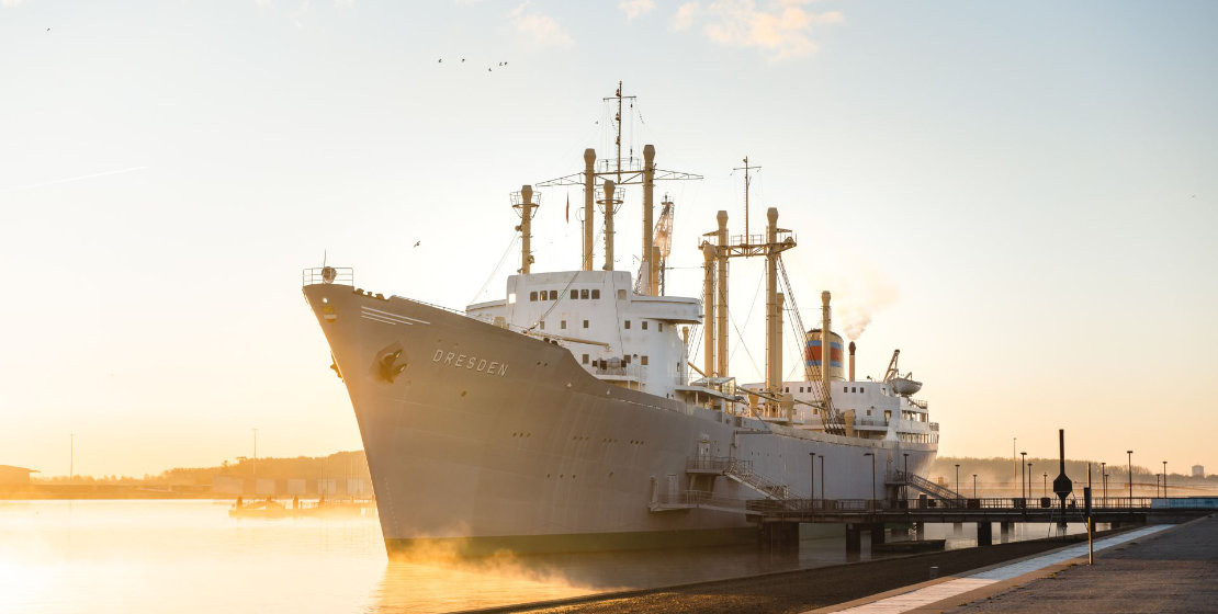 Ozeanriese, Festungslegende und NS-Ordensburg: Erleben Sie Originalschauplätze der Geschichte barrierefrei