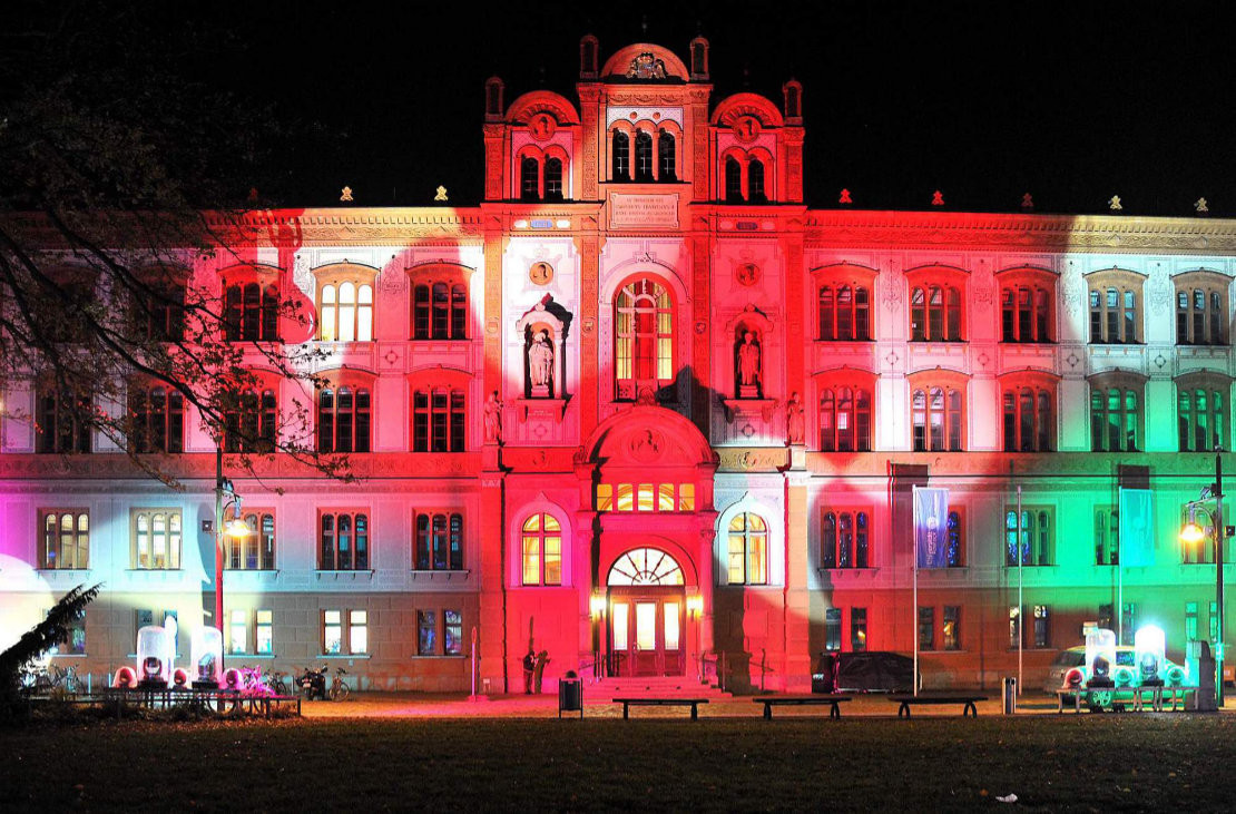Rostocker Lichtwoche - Die Rostocker Lichtwoche illuminiert historische Fassaden in der Hansestadt. - © Joachim Kloock-TZRW Rostocker Lichtwoche - Die Rostocker Lichtwoche illuminiert historische Fassaden in der Hansestadt. - © Joachim Kloock-TZRW
