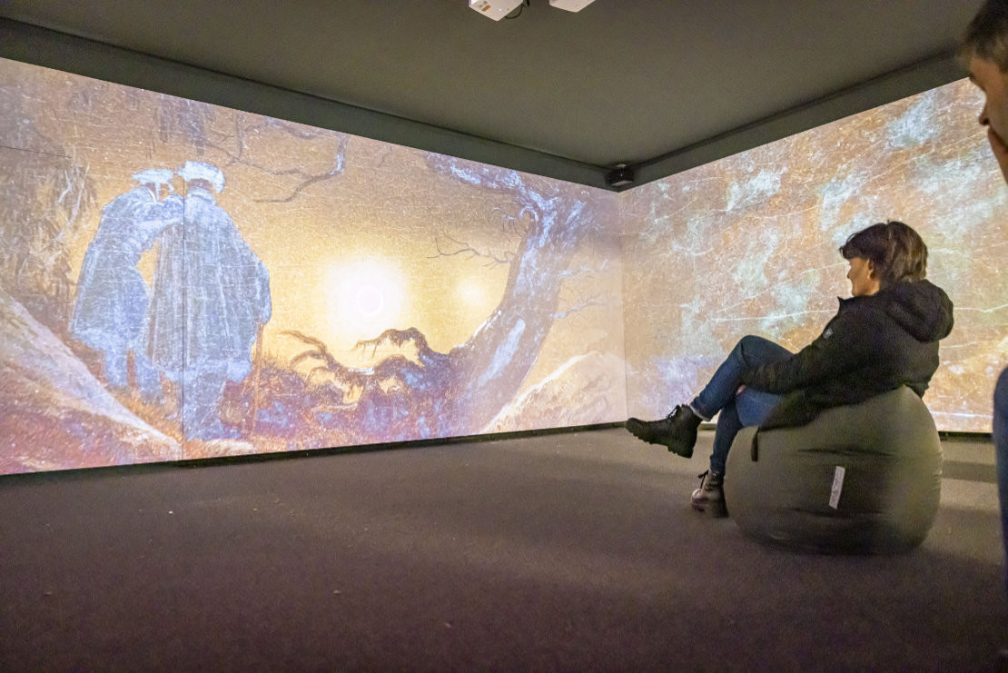 Immersive Schau CDFriedrich inspiriert in Bad Schandau - Die immersive Schau CDFriedrich inspiriert in Bad Schandau ist sowohl virtuelle Galerie als auch multimediales Denkmal für Caspar David Friedrich. - © TVSSW/Marko Förster Immersive Schau CDFriedrich inspiriert in Bad Schandau - Die immersive Schau CDFriedrich inspiriert in Bad Schandau ist sowohl virtuelle Galerie als auch multimediales Denkmal für Caspar David Friedrich. - © TVSSW/Marko Förster