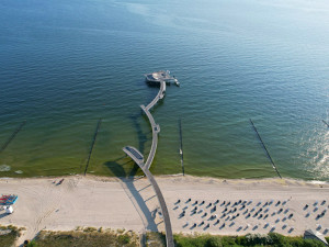 news-2025-barrierefrei-erleben-tv-mecklenburg-vorpommern-kurverwaltung-koserow-seebruecke-teaser