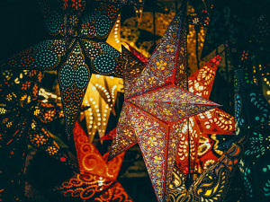 news-2025-barrierefrei-erleben-weihnachtsmarkt-stars-4664313-couleur-pixabay-teaser