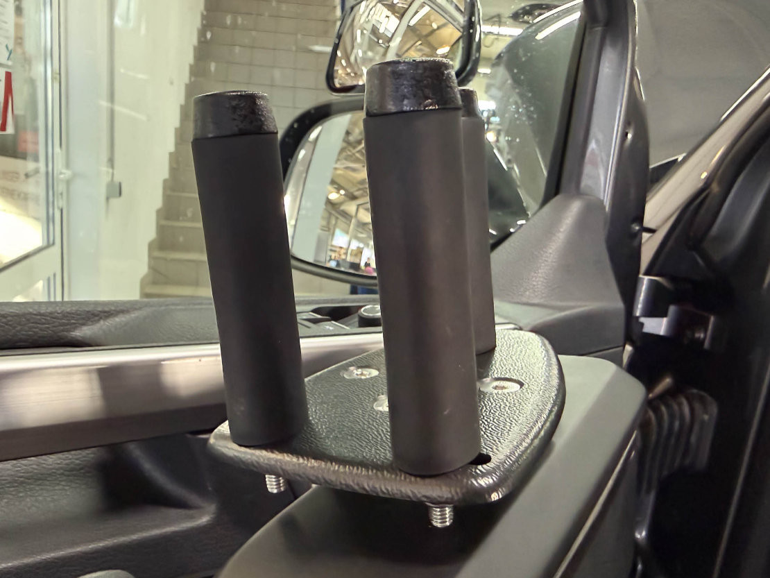 news-2025-barrierefrei-erleben-paravan-sabrina-ahmet-gas-brems-schieber