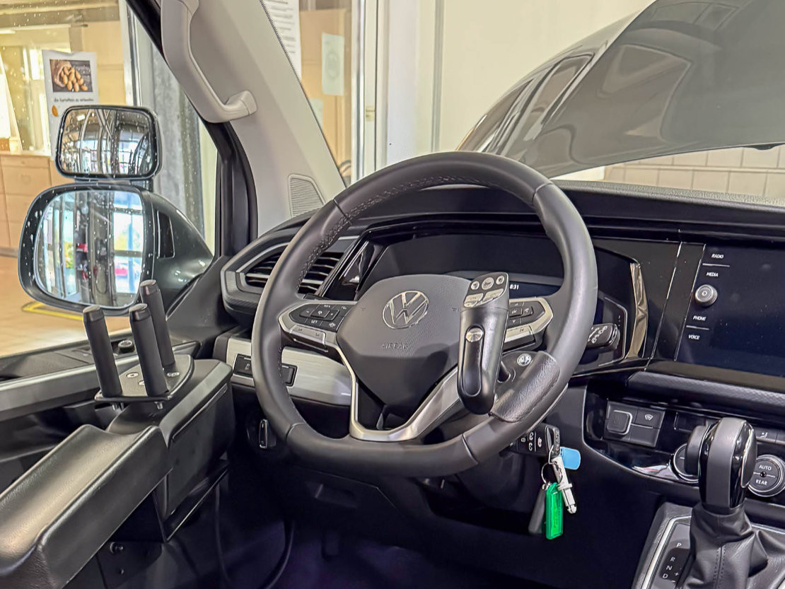 news-2025-barrierefrei-erleben-paravan-sabrina-ahmet-individuell-angepasste-cockpit