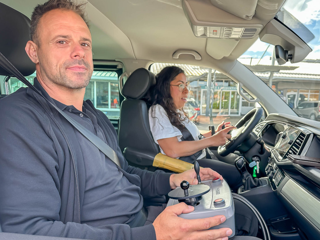 news-2025-barrierefrei-erleben-paravan-sabrina-ahmet-fahrlehrer-ralf-buhmann