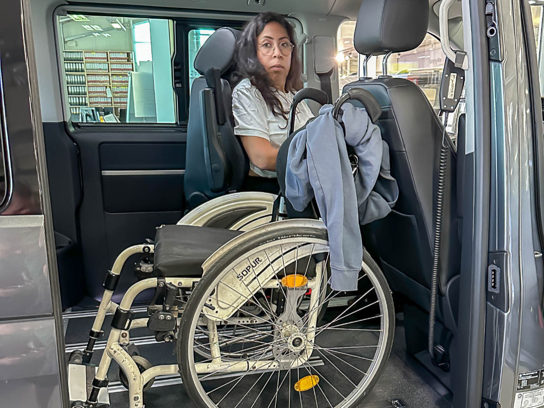 news-2025-barrierefrei-erleben-paravan-sabrina-ahmet-kassettenlift