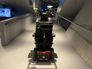 Julia Hahn im Wolfsburger Wissenschaftsmuseum Phaeno | © Julia Hahn