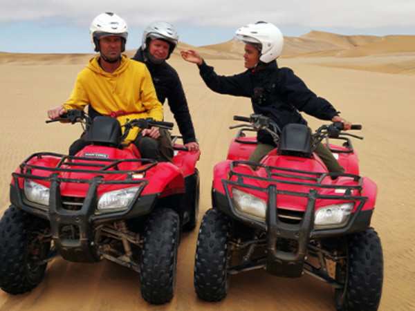 Matthias Klei fährt als Beifahrer mit dem Quad durch die Wüste von Namibia. Foto: © Matthias Klei