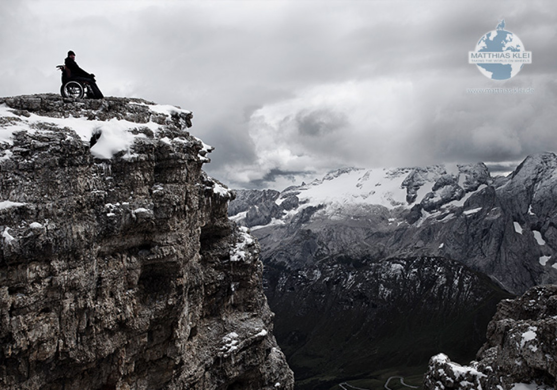 Mit dem Rollstuhl in den schneebedeckten Bergen. - © Matthias Klei