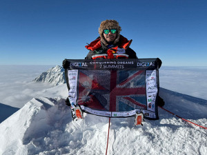 Hari Budha Magar zeigt eine Flagge seiner Seven Summits-Mission. Foto: © ottobock