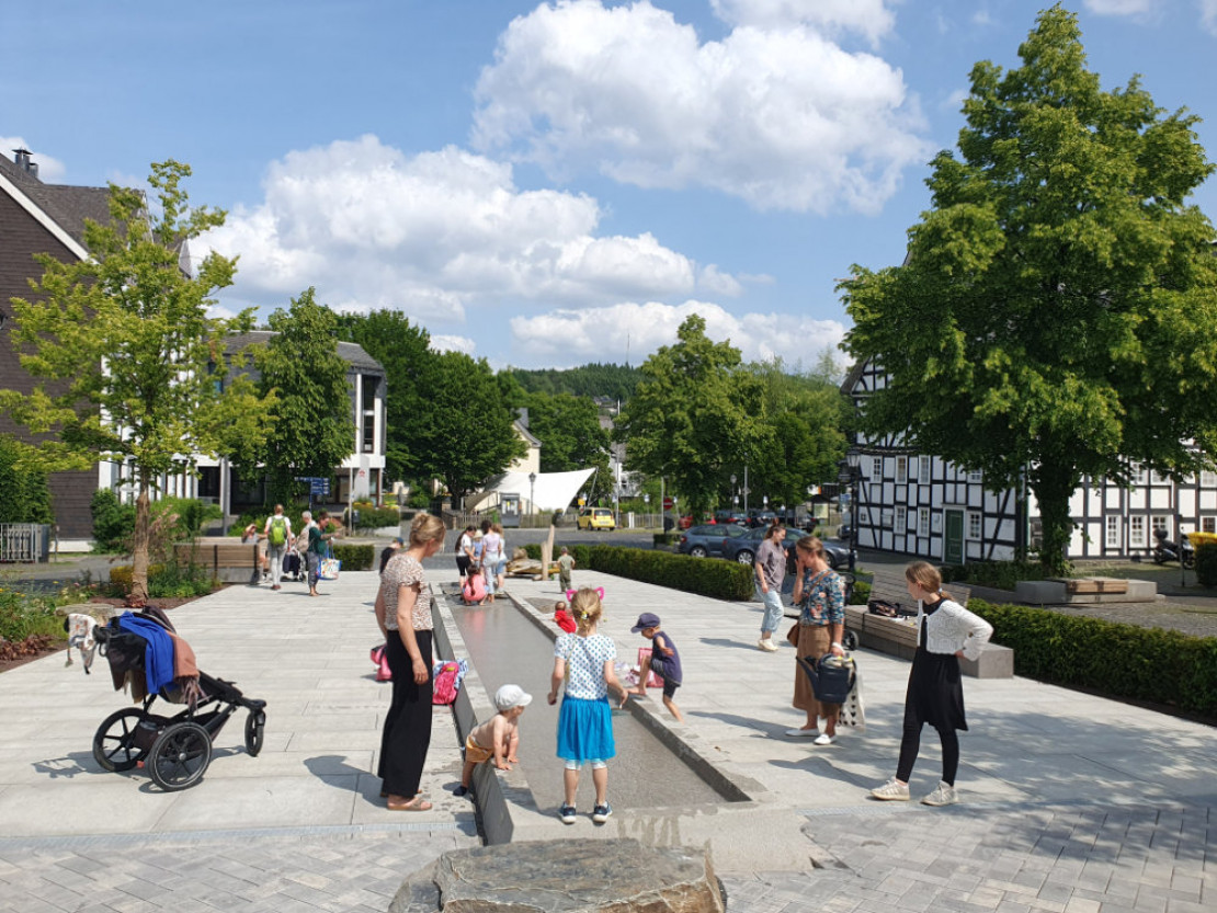 Marktplatz Wasserlauf Familien - © Susanne Träger; Stadt Hilchenbach