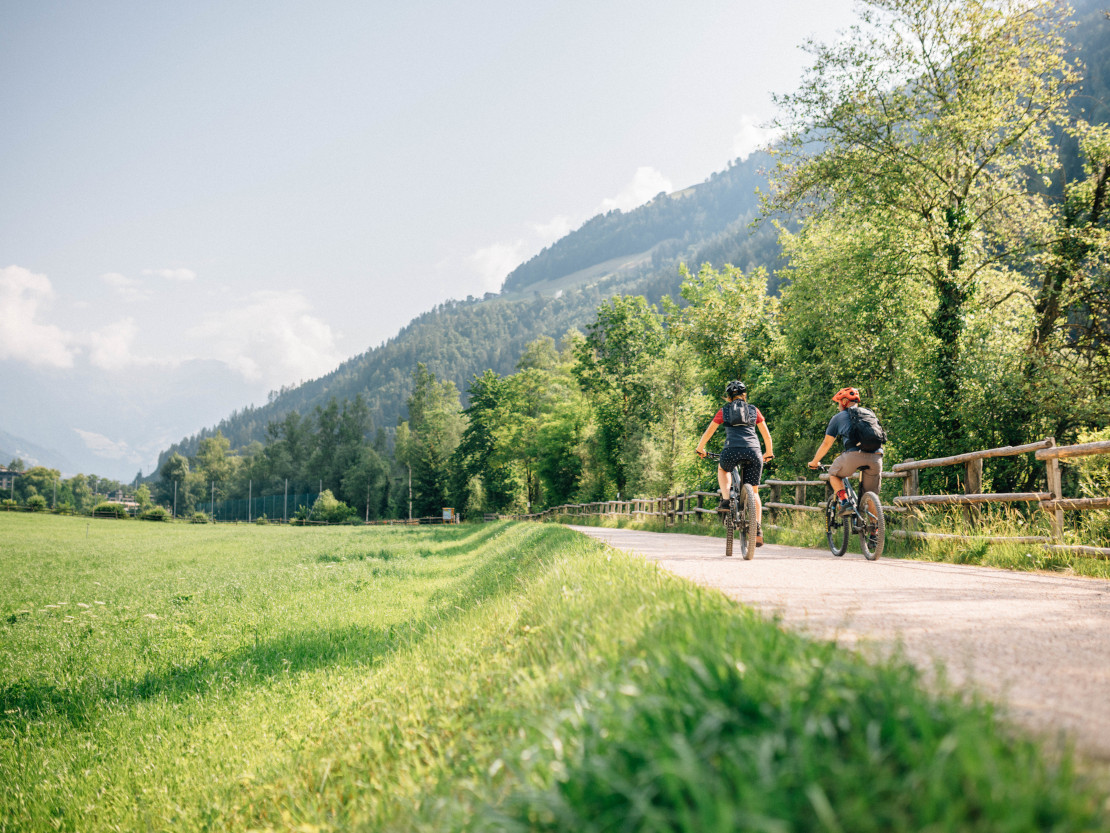 Kilometerlange ebenerdige Radwege - © Tourismusverein Passeiertal | Benjamin Pfitscher