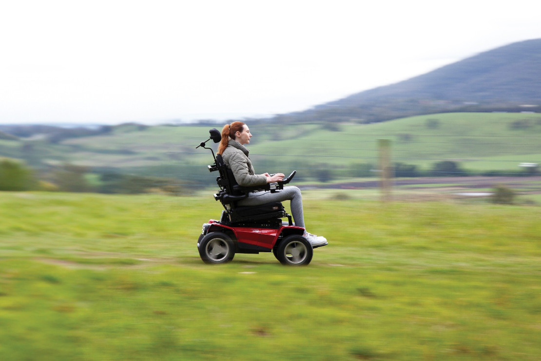 Lisa fährt mit einer Höchstgeschwindigkeit von 10km/h über barrierefreie Wanderwege - © Sunrise Medical GmbH