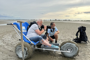 "Hans-Jürgen rollt" auf barrierefreier Wattwanderung - © Anna Meurer