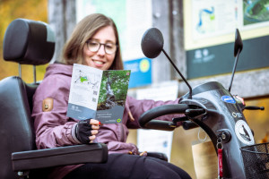 Rollstuhlfahrerin unterwegs im Nationalpark Kellerwald-Edersee - © Fotoagentur Wolf | Freiheitswerke