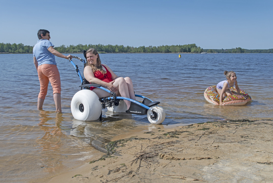 Amphibienrollstuhl im Familienpark Senftenberger See - © Tourismusverband Lausitzer Seenland | Nada Quenzel