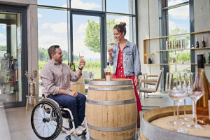 Weinprobe im Weingut Abril, Vogtsburg im Kaiserstuhl (Südschwarzwald) - © TMBW | Jens Wegener