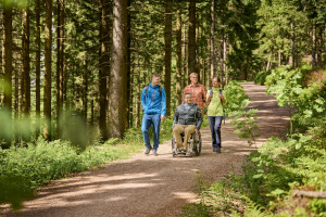 Barrierefreier Wanderweg am Mummelsee, Seebach (Mittlerer Schwarzwald) - © TMBW | Jens Wegener