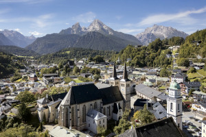 Blick über Berchtesgaden auf den Watzmann - © Bergerlebnis Berchtesgaden