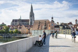 Die Steinerne Brücke in Regensburg - © erlebe.bayern | Dietmar Denger