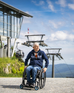 Rollstuhlfahrer im Arberland | © erlebe.bayern| Dietmar Denger